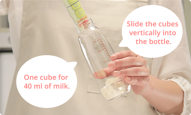 Slide the cubes vertically into the bottle. One cube for 40 ml of milk.