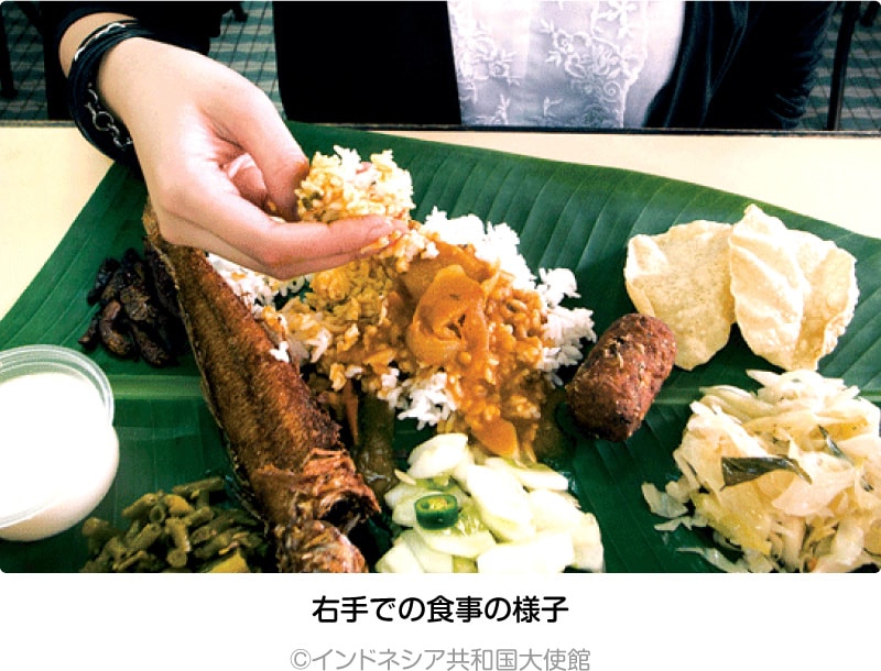 右手での食事の様子 ©インドネシア共和国大使館