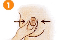 親指と人さし指を、乳輪の外側部分に押しあてて、乳首を押し出すようにする。