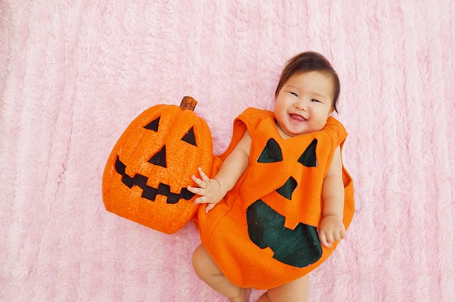 赤ちゃんのためのハロウィンコスチュームを準備する