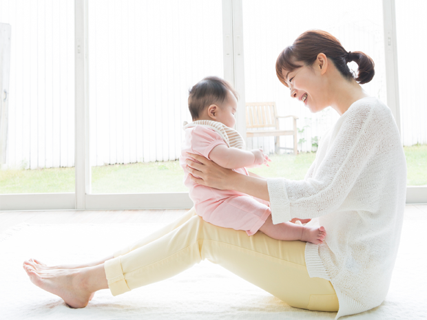 抱っこでギッチラコ（腹筋運動）