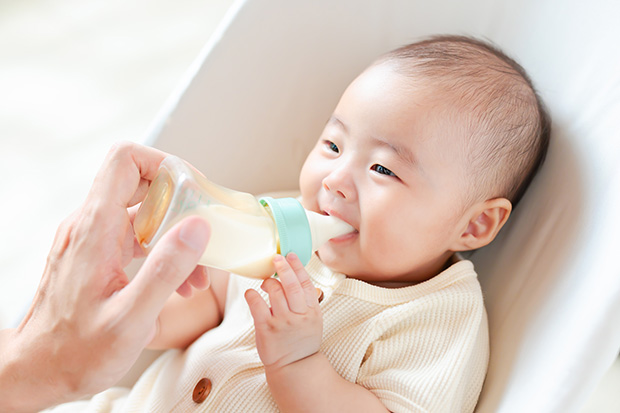 【助産師監修】卒乳はいつから始める？時期と進め方のコツについて