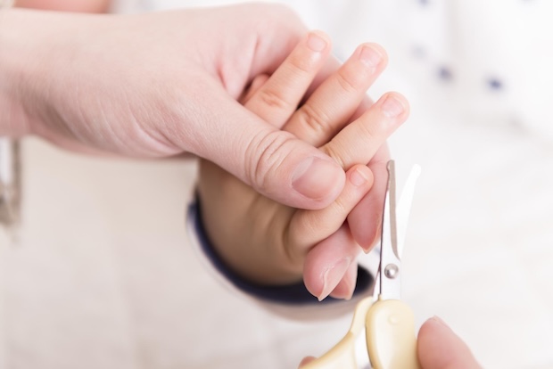 【医師監修】赤ちゃん（新生児）の爪切りはいつから始める？頻度やコツについて