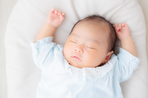 【医師監修】新生児が寝ない理由とは？寝かしつけるコツや対策について