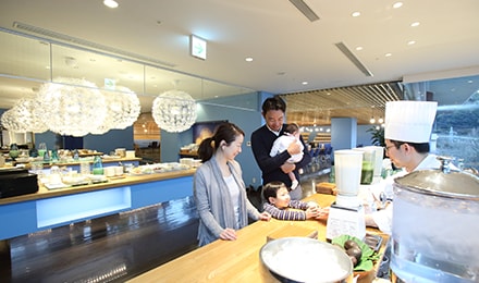 ホテルの朝食風景