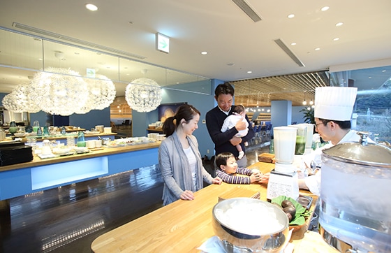 ホテルの朝食風景