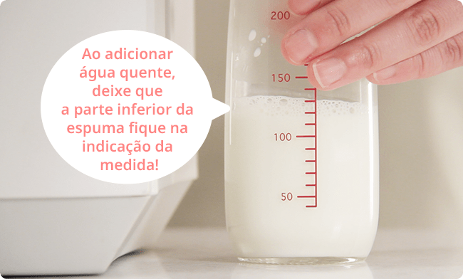 Ao adicionar água quente, deixe que a parte inferior da espuma fique na indicação da medida!