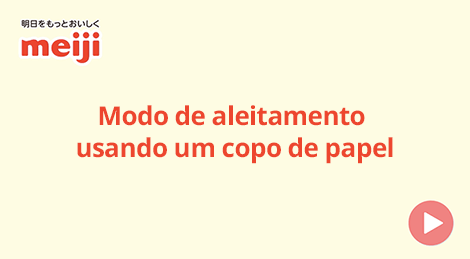 Modo de aleitamento usando um copo de papel