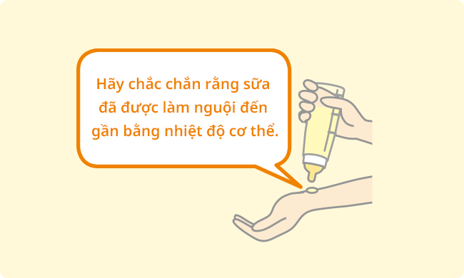 Hãy chắc chắn rằng sữa đã được làm nguội đến gần bằng nhiệt độ cơ thể.