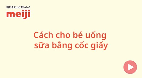 Cách cho bé uống sữa bằng cốc giấy