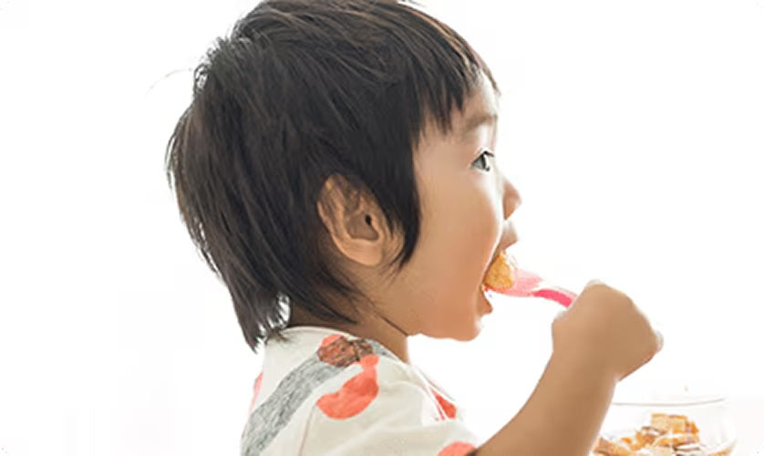 子供がご飯を食べる画像