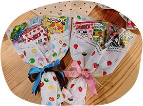 写真：広島セクシャルマイノリティ協会主催「居場所サロン」でのお菓子ブーケ企画