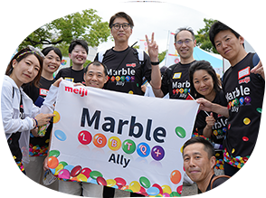 写真：東京レインボープライドの「プライドハウス東京」ブースでの配布