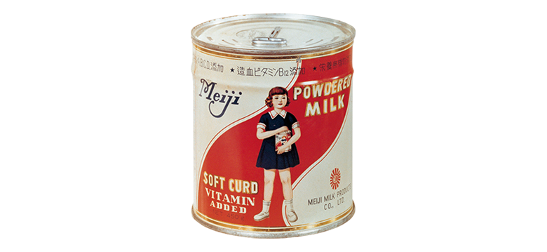写真： 1951年当時のソフトカード明治コナミルクの商品パッケージ