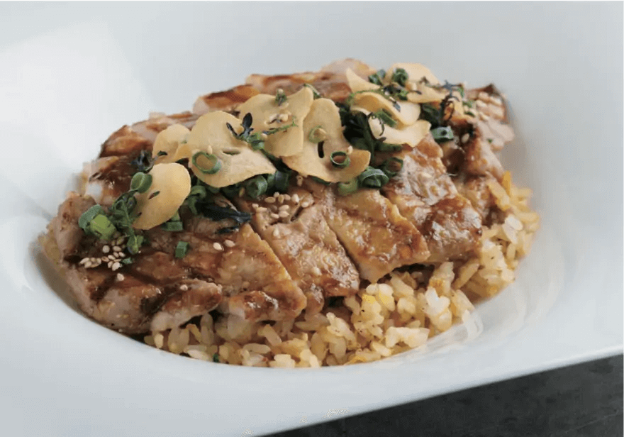 発酵豚肩ロースのグリル オレンジ風味の豚丼スタイルとガーリックライス