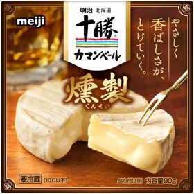 写真：明治北海道十勝カマンベールチーズ燻製の商品パッケージ