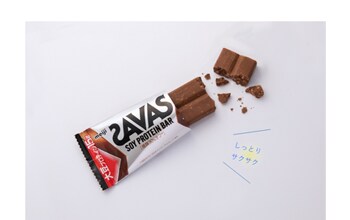 写真：「ザバス ソイプロテインバー ビターチョコ味」（44g）の商品イメージ しっとりサクサク