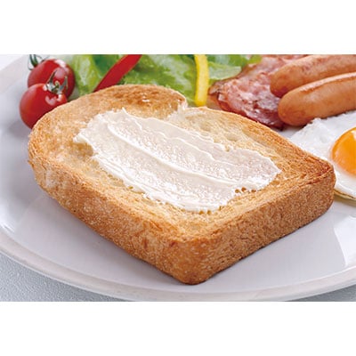 焼いたトーストに「明治スプレッタブル 熟成チーズブレンド」をぬったイメージ画像