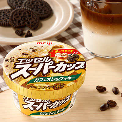 画像：「明治 エッセル スーパーカップ カフェオレ＆クッキー」（200ml）とカフェオレとクッキーのイメージ画像