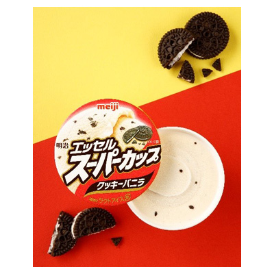 画像：「明治 エッセル スーパーカップ クッキーバニラ」（200ml）とチョコレートクッキーのイメージ