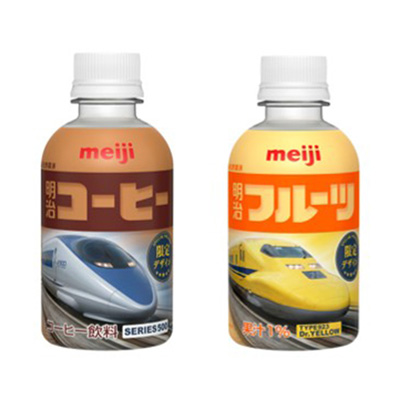 画像：「明治コーヒー 500系新幹線限定デザイン」 「明治フルーツ 923形ドクターイエロー限定デザイン」（各220ml）の商品パッケージ