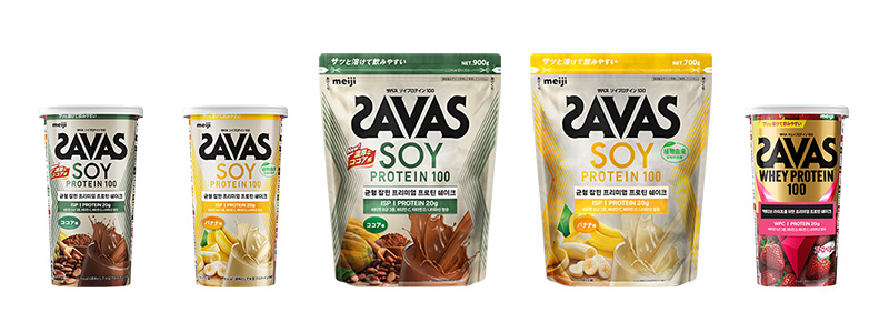 画像：左から「ザバス ソイプロテイン100 ココア味 (224g) 」「同 バナナ味 (196g)」「ザバス ソイプロテイン100 ココア味 (900g)」「同 バナナ味 (700g)」「ザバス ホエイプロテイン100 ストロベリー味 (280g)」の商品パッケージ