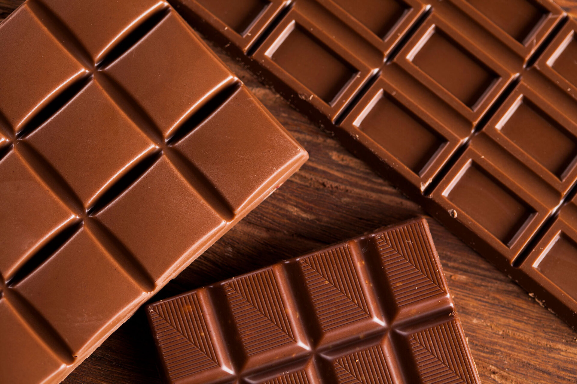 チョコレートの味は何で決まる？味の種類や原料による違い、おいしい味わい方を解説