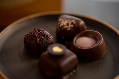ボンボンショコラとは「ひと口サイズのチョコレート」。定義や歴史、中身の種類も