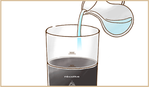 ２：水または牛乳を100ml（Milk foamの線まで）入れる。