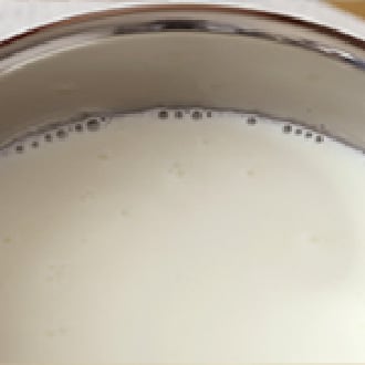 たんぱく質のふしぎ 牛乳と酢でカッテージチーズを作ろう！ STEP1 写真