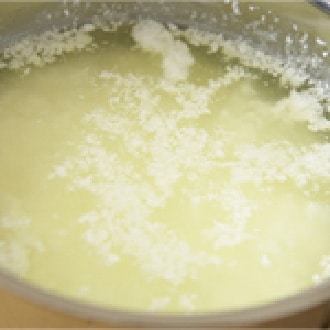 たんぱく質のふしぎ 牛乳と酢でカッテージチーズを作ろう！ STEP2 写真