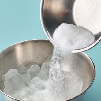 塩と氷でアイスクリームができる!? 冷凍庫を使わずにアイスクリームを作ろう！ STEP2 写真