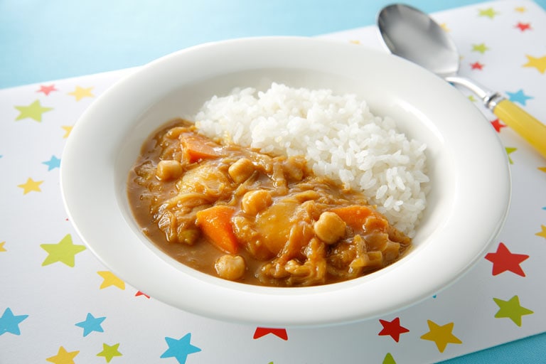 学校給食のカレーライス 写真