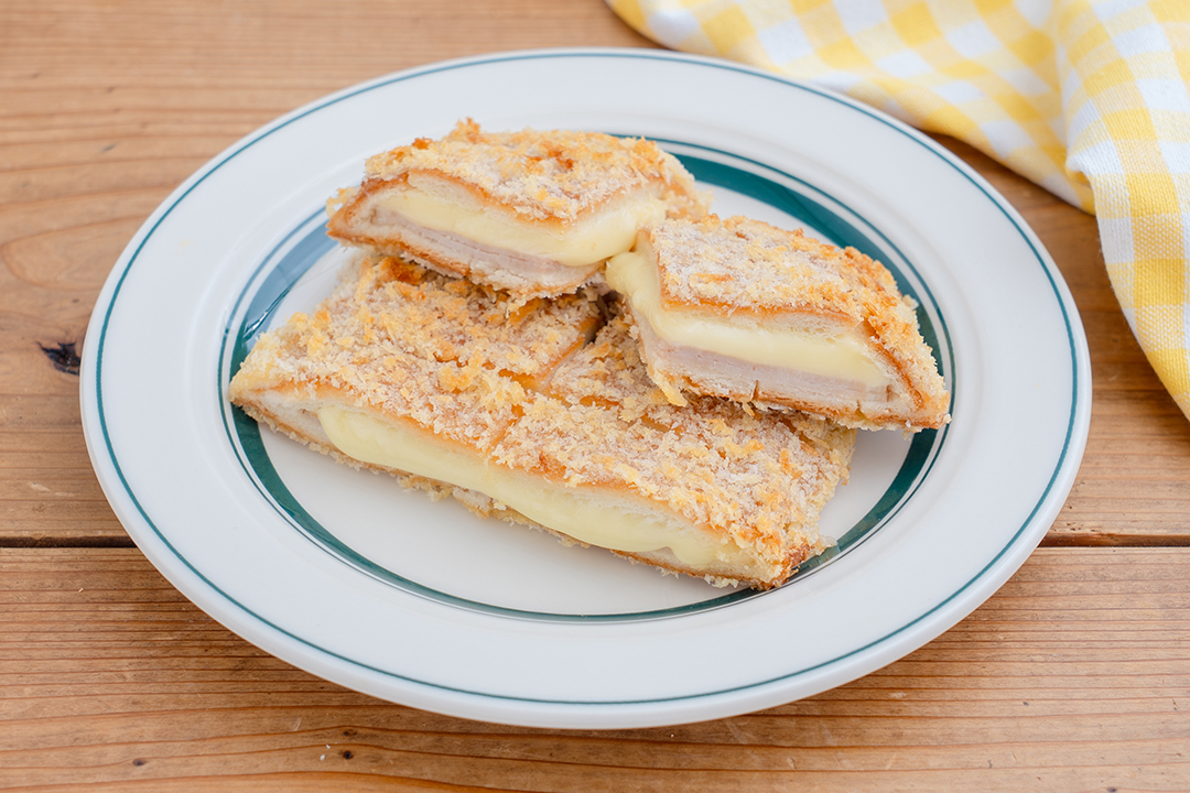 パン耳でハムチーズカツ風