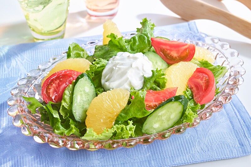 夏野菜とフルーツのサラダ 　水切りヨーグルト添え