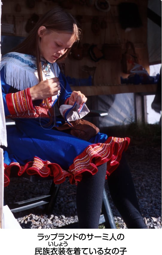 ラップランドのサーミ人の民族衣装を着ている女の子