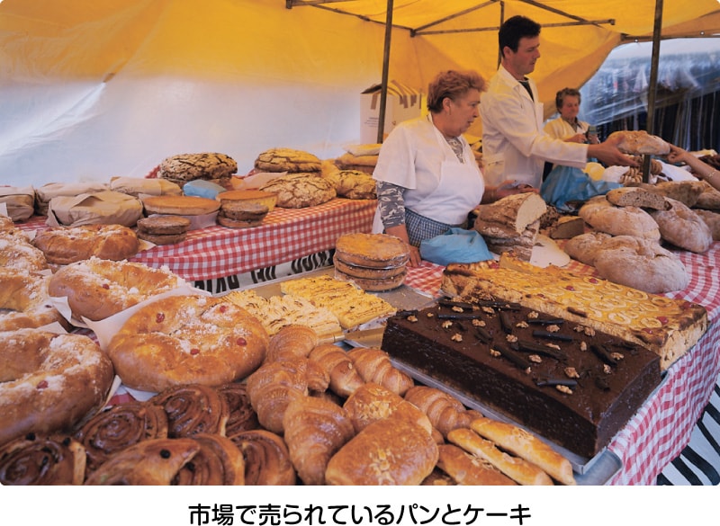 市場で売られているパンとケーキ
