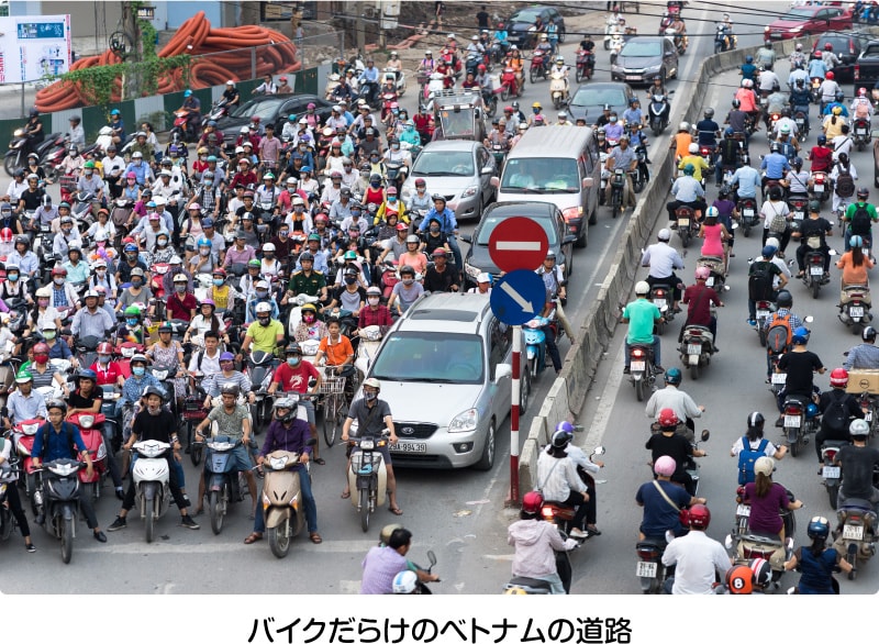 バイクだらけのベトナムの道路