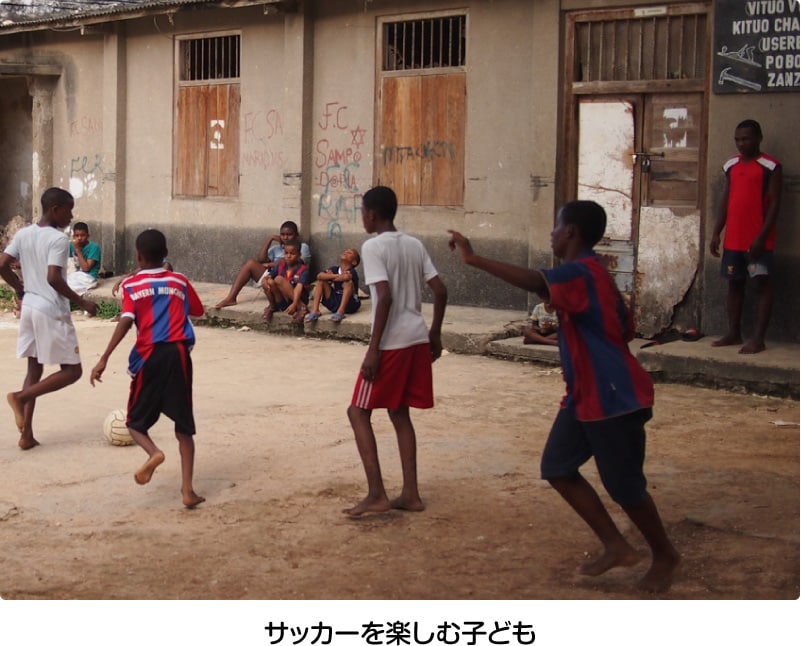 サッカーを楽しむ子ども