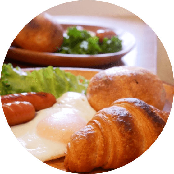 パン・レタス・目玉焼き・ウィンナーの乗ったお皿