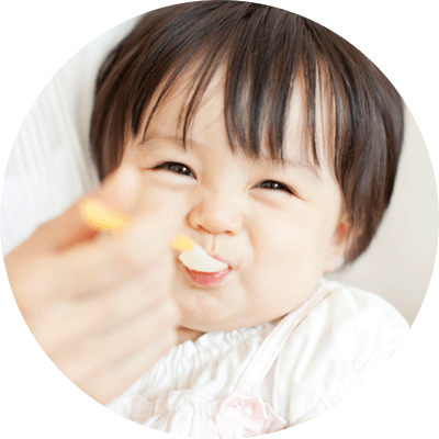 写真：離乳食を食べる赤ちゃん