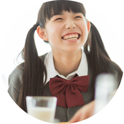 写真：食卓にいる笑顔の女子高生