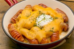 ソーセージのグリルチーズがけ 温玉添え