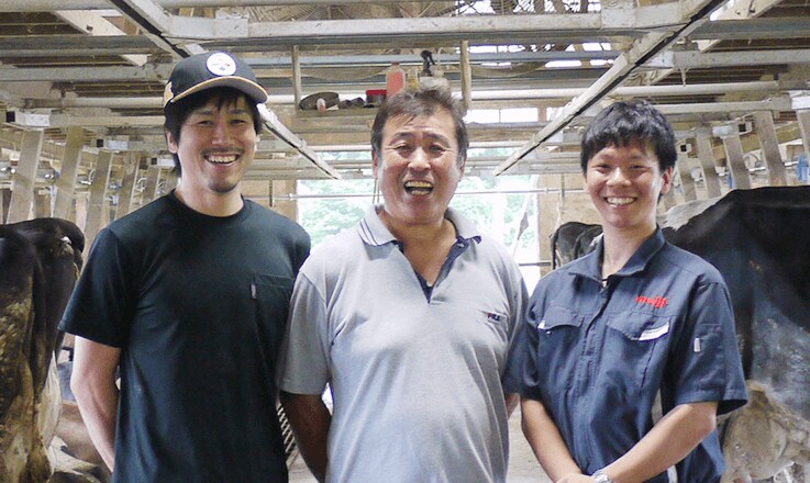 写真:南牧場酪農家の方々の集合写真