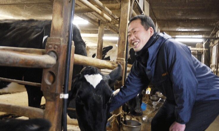 写真:前田拓哉さんと牛
