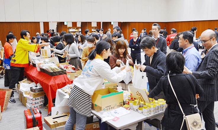 写真:東北と熊本県の復興支援を目的とした、明治グループ企業マルシェの様子①