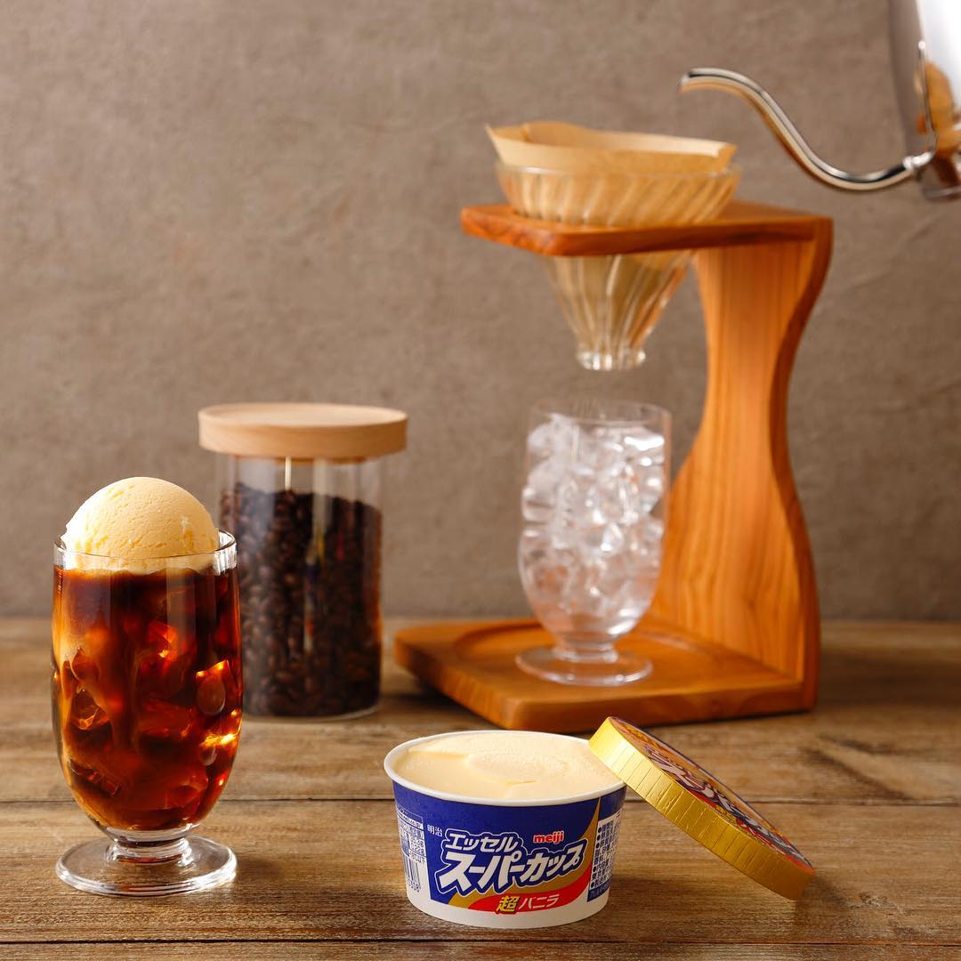 アイスコーヒーにスーパーカップをトッピング