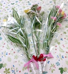 ささやかですが、誕生日のお客様にお花のプレゼント