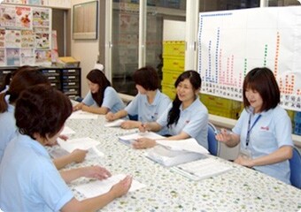 ささやかですが、誕生日のお客様にお花のプレゼント