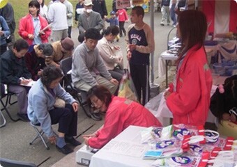 ささやかですが、誕生日のお客様にお花のプレゼント